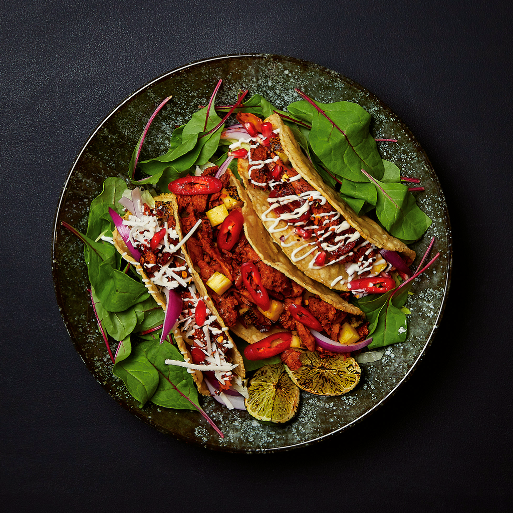 Frisch angerichteter Kansas City Taco mit würziger Füllung, knackigem Gemüse, frischen Toppings und aromatischer Sauce auf einem Teller serviert.